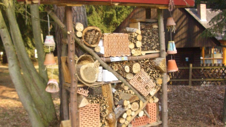 Building an insect hotel during a holiday fun session in the Nature Park., © Naturpark Geras