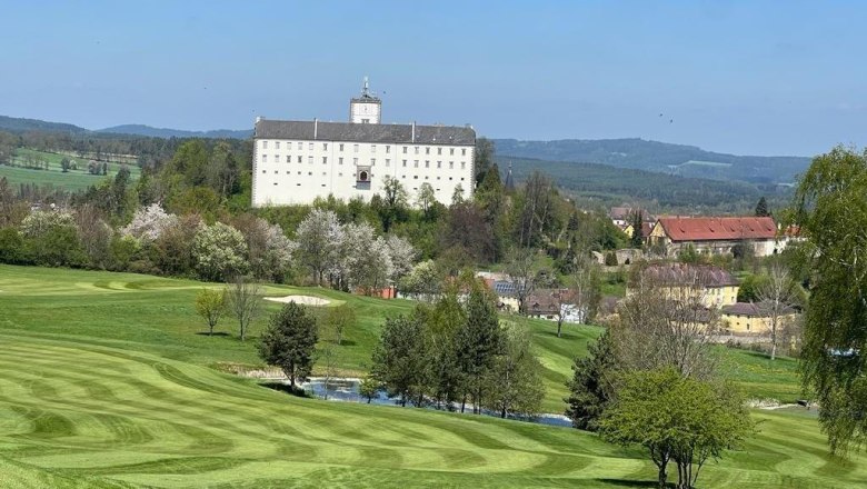 Schloss auf Hügel mit Golfplatz und Landschaft im Vordergrund., © Hotel-Restaurant Hausschachen