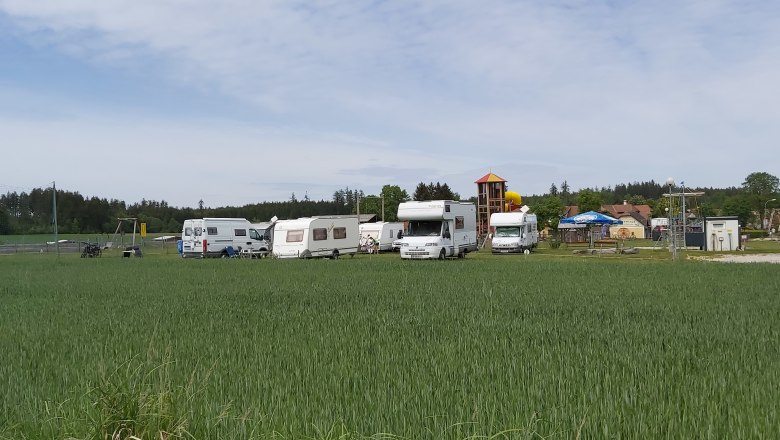 10 großzügige Abstellplätze mit Solardusche und Grillplatz, © Familie Mayrhofer