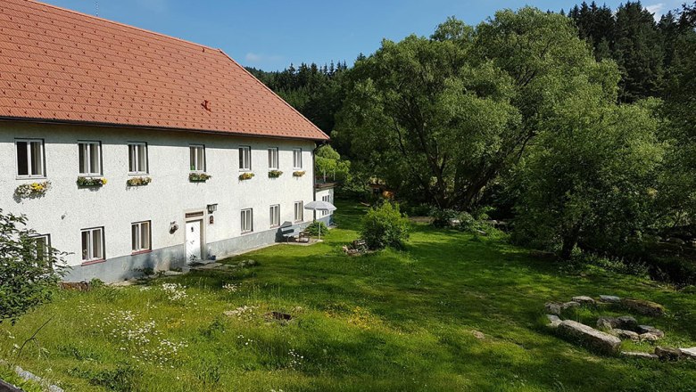 Die Edermühle im Sommer mit Lagerfeuerplatz, © Edermühle