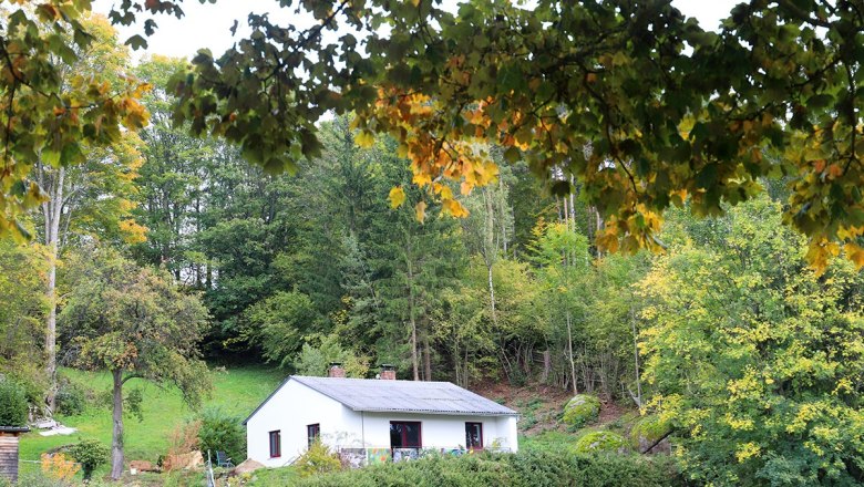 UrlaubsREICH Haus außen Herbstlaub, © Martin Lugmayr