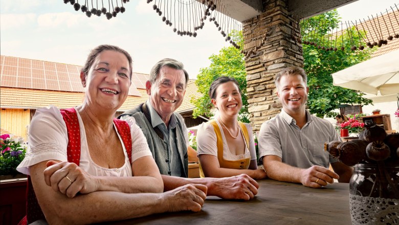 Mohnwirtfamilie im Hof, © Apolt