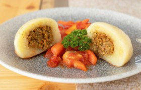 Vegane Gemüseknödel mit Paradeiser-Ragout, © WALDLAND