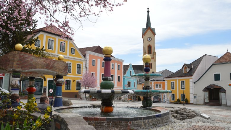 Hundertwasserbrunnen mit Stadtpfarrkirche, © Stadtgemeinde Zwettl