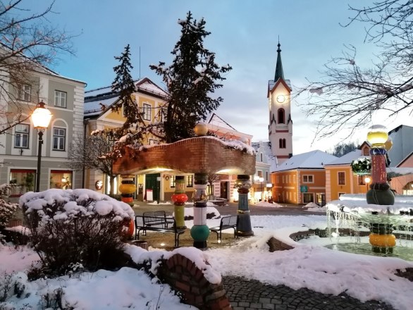 Weihnachtlicher Hauptplatz mit Hundertwasserbrunnen, © Stadtgemeinde Zwettl