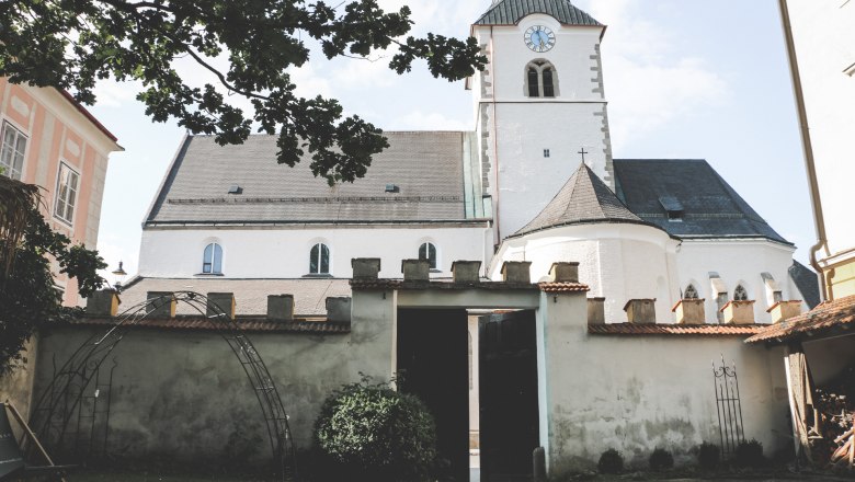 Innenhof mit Ausblick auf die Kirche, © Philip Baumgartner