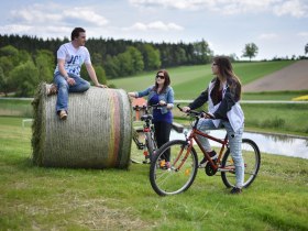 Radfahrer auf Heuballen, Verbindungsweg, © Waldviertel Tourismus