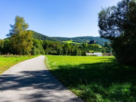 Beim Campingplatz sieht man schon die St. Anna Kirche, © Gottfried Grossinger