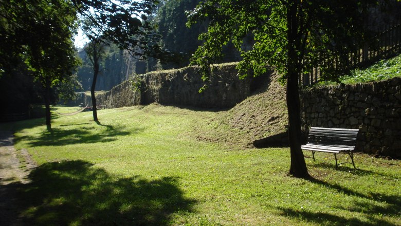 Winterpromenade entlang der Stadtmauer, © Foto Charles Wardell