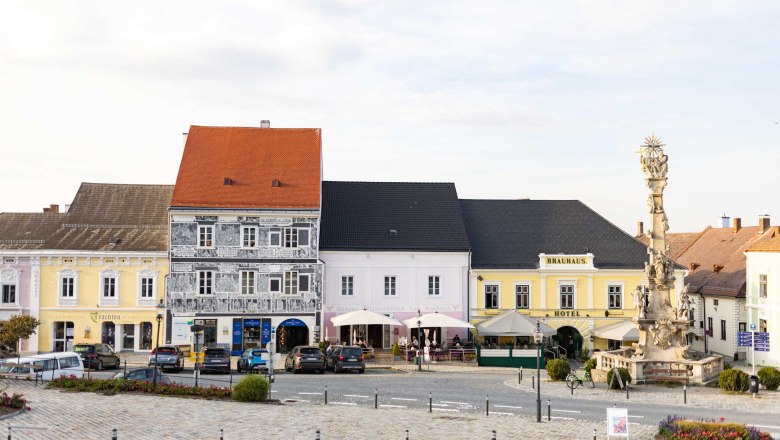 Rathausplatz mit Sgraffitohaus, © Benjamin Wald