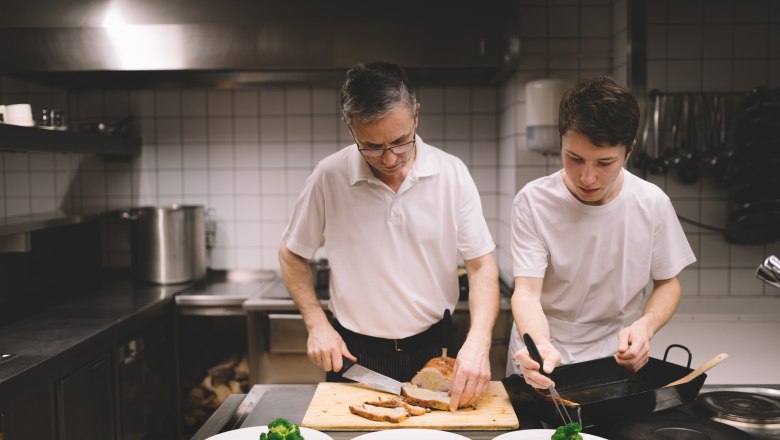 Vater und Sohn arbeiten in der Küche Seite an Seite, © Niederösterreich Werbung/Mara Hohla