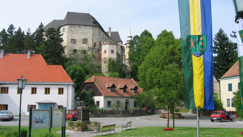 Hauptplatz mit Gemeindefahne, © Mayrhofer Wolfgang