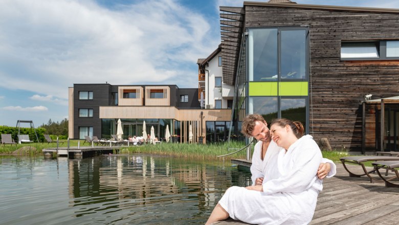 Entspannen am Natur-Schwimmbiotop, © Schwarz Alm