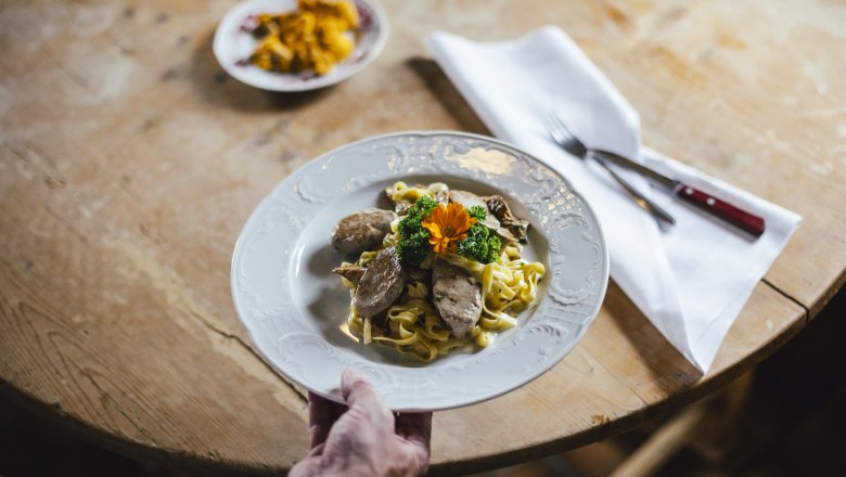 Schweinefiletspitzen, cremige Eierschwammerlnudeln, © Niederösterreich Werbung/David Schreiber