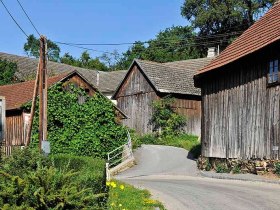 Dorf Zehentegg am Drei-Kirchenweg, © Niederösterreichische Naturparke/Robert Herbst