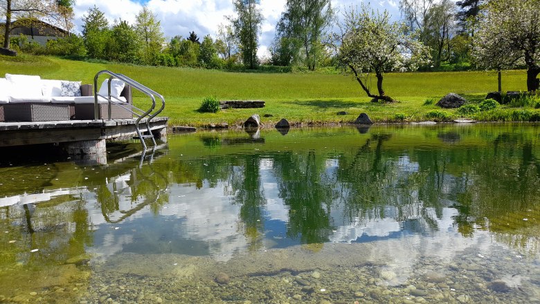 Schwimmteich im Mai mit Steg, © Ferienhaus Angel, Fotograf Heidi Angel