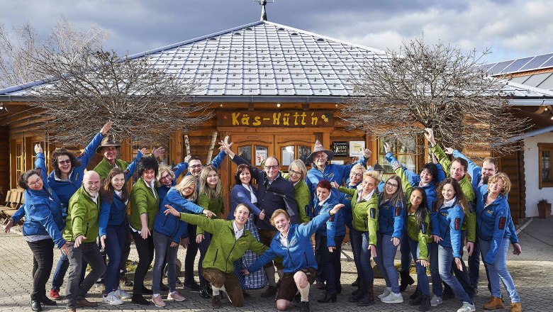 Familie mit Mitarbeitern der Käsehütte Stix, © Käsehütte Stix