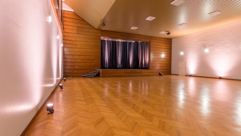 campus-horn-kulisse-saal-gold-beleuchtet-seitenansicht-min, © campus Horn