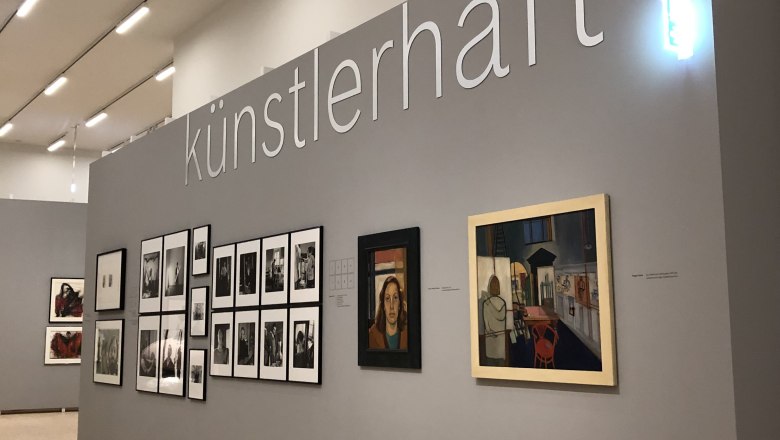 Galeriewand mit Fotografien und Gemälden, Schriftzug 'künstlerhaft'., © Donau NÖ Tourismus/JS