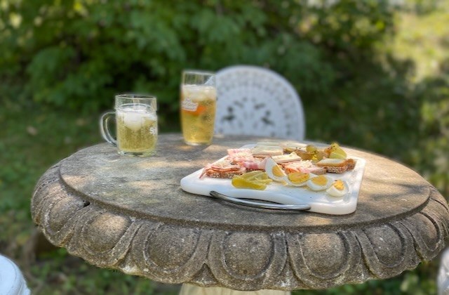 Im Sommer lässt es sich auf der Terasse und im Garten gut sitzen und geniessen, © Christoph Gabrisch 2024