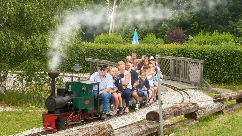 Bitte einsteigen, Zug fährt ab!, © Kinderparadies Wirtshaus zur Minidampfbahn