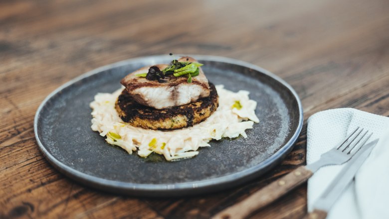 Waldviertler Edelwels auf Erdäpfel-Blunzenrösti und Spitzkraut, © Niederösterreich Werbung/David Schreiber