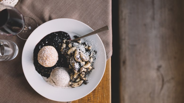 Mohnpotpourri: Mohnnudeln, Mohnknödel mit Hollerkoch & Mohneis, © Niederösterreich Werbung/Mara Hohla