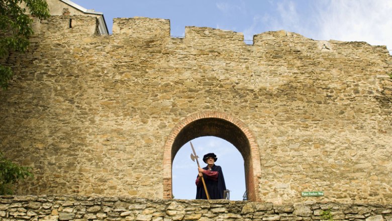 Der Nachtwächter auf der Eggenburger Stadtmauer, © R.Newman