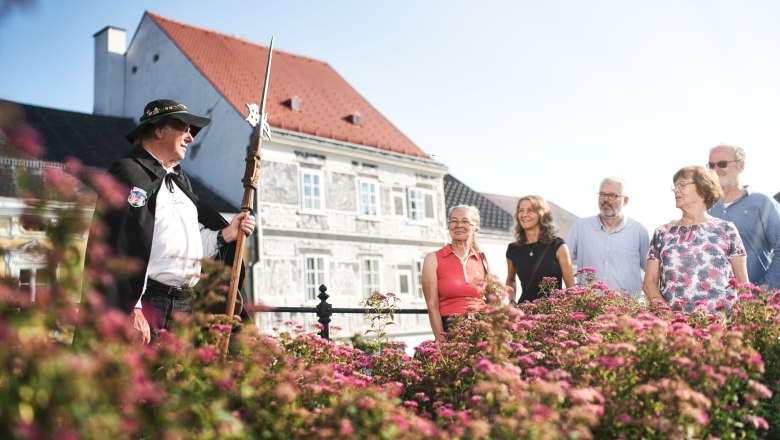 Nachtwächter Weitra mit Sgraffitohaus im Hintergrund, © Stadtgemeinde Weitra