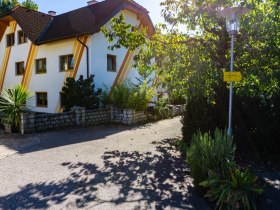 nach der Gärtnerei rechts hinter dem Stadl über eine Brücke, © Natalie Walter