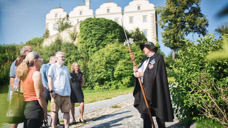 Nachtwächter mit Gruppe vor Schloss Weitra, © Stadtgemeinde Weitra