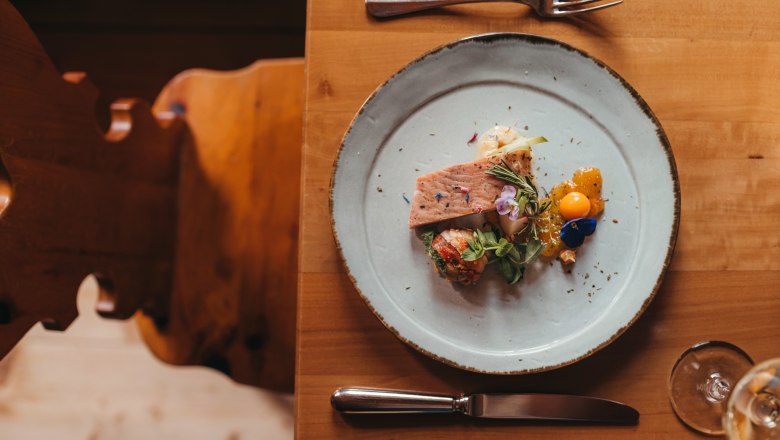 Geräuchertes Edelwelsfilet mit Sellerie-Erdnusssalat, © Niederösterreich Werbung/Daniela Führer