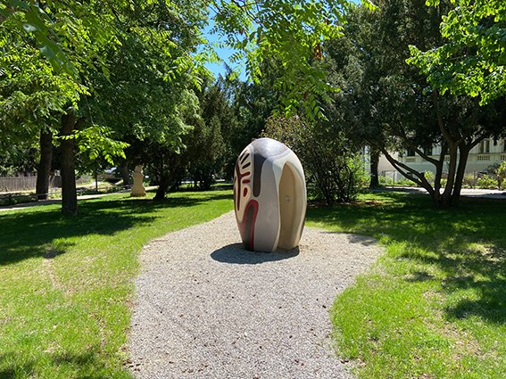 Skulptur einer begehbaren Riesenbohne, © Ursin Haus