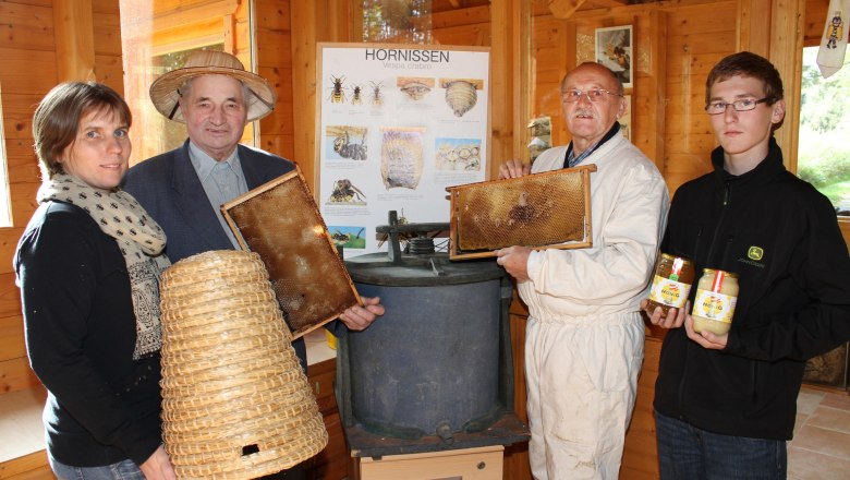 Die Imker Silberbauer Ambros und Robert Schmutz mit Besuchern des Bienenlandls, © Robert Schmutz