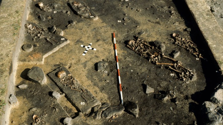 Gräberfeld auf der Oberen Holzwiese während der Ausgrabung im Jahre 1990, © IUHA Wien, Herwig Friesinger