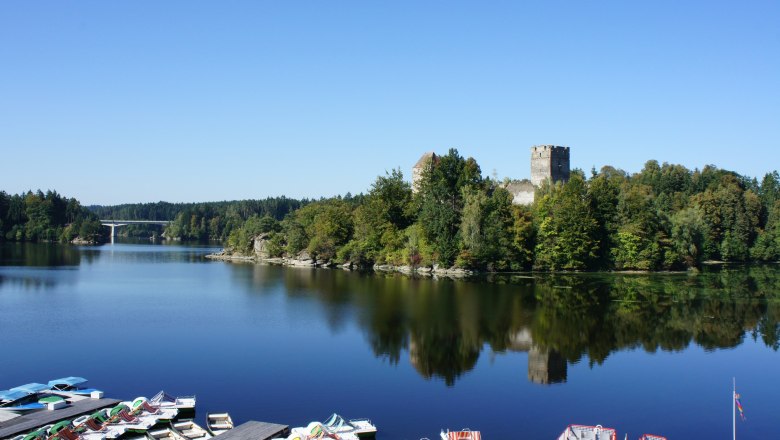 Blick über den Kampsee Ottenstein - vom Bootsbetrieb zur Ruine Lichtenfels, © A. Grötzl