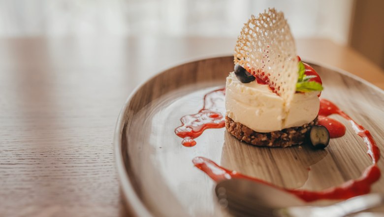 Mini-Käsekuchen mit Erdbeercoulis, © Niederösterreich Werbung/Daniela Führer