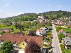 Artstetten Luftaufnahme mit Schloss Artstetten, © Gemeinde Artstetten-Pöbring/Spießmayer