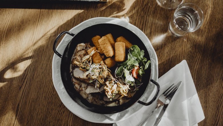 Schweinefilet mit Eierschwammerl und Kroketten, © Niederösterreich Werbung/Sophie Menegaldo