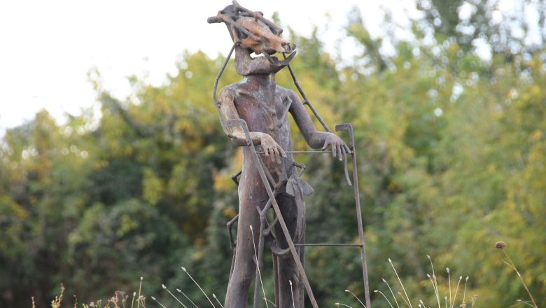 Skulptur „Eberkopfjüngling mit Pflug“, © zVg