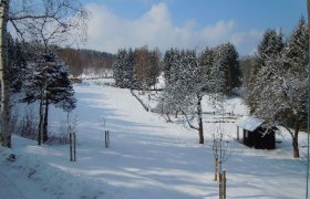 Die Hauswiese im Winter, © Ferienhaus Angel, Fotograf Heidi Angel