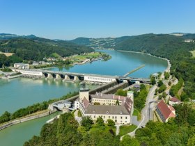 Schloss Persenbeug und Donaukraftwerk Ybbs-Persenbeug, © Marktgemeinde Persenbeug-Gottsdorf / www.extremfotos.com