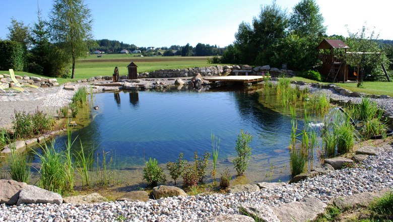 Hauseigener Schwimmteich, © Kibitzhof