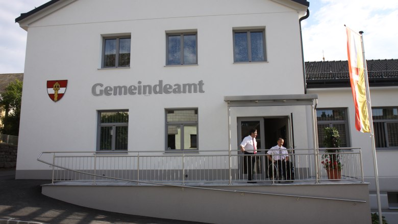 Gemeindehaus mit Bürgermeister Leopold Bock und Gemeindebediensteter Roland Neuninger, © Marktgemeinde Sallingberg