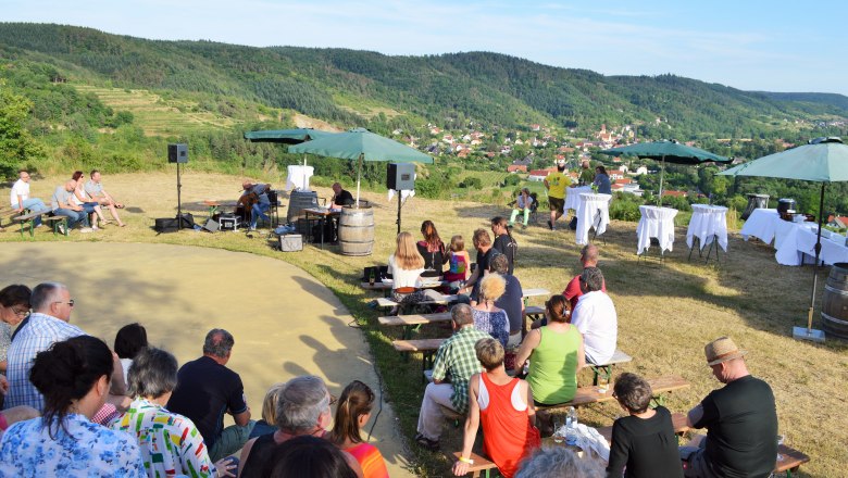 Zuschauer genießen die Stimmung, © Alte Schmiede