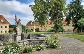 Blick aus dem Schlosspark auf die Fereinwohnungen, © Renaissanceschloss Greillenstein