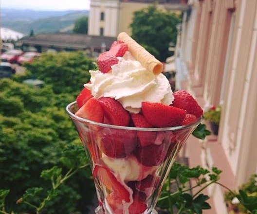 Erdbeereisbecher mit Ausblick, © Familie Braun